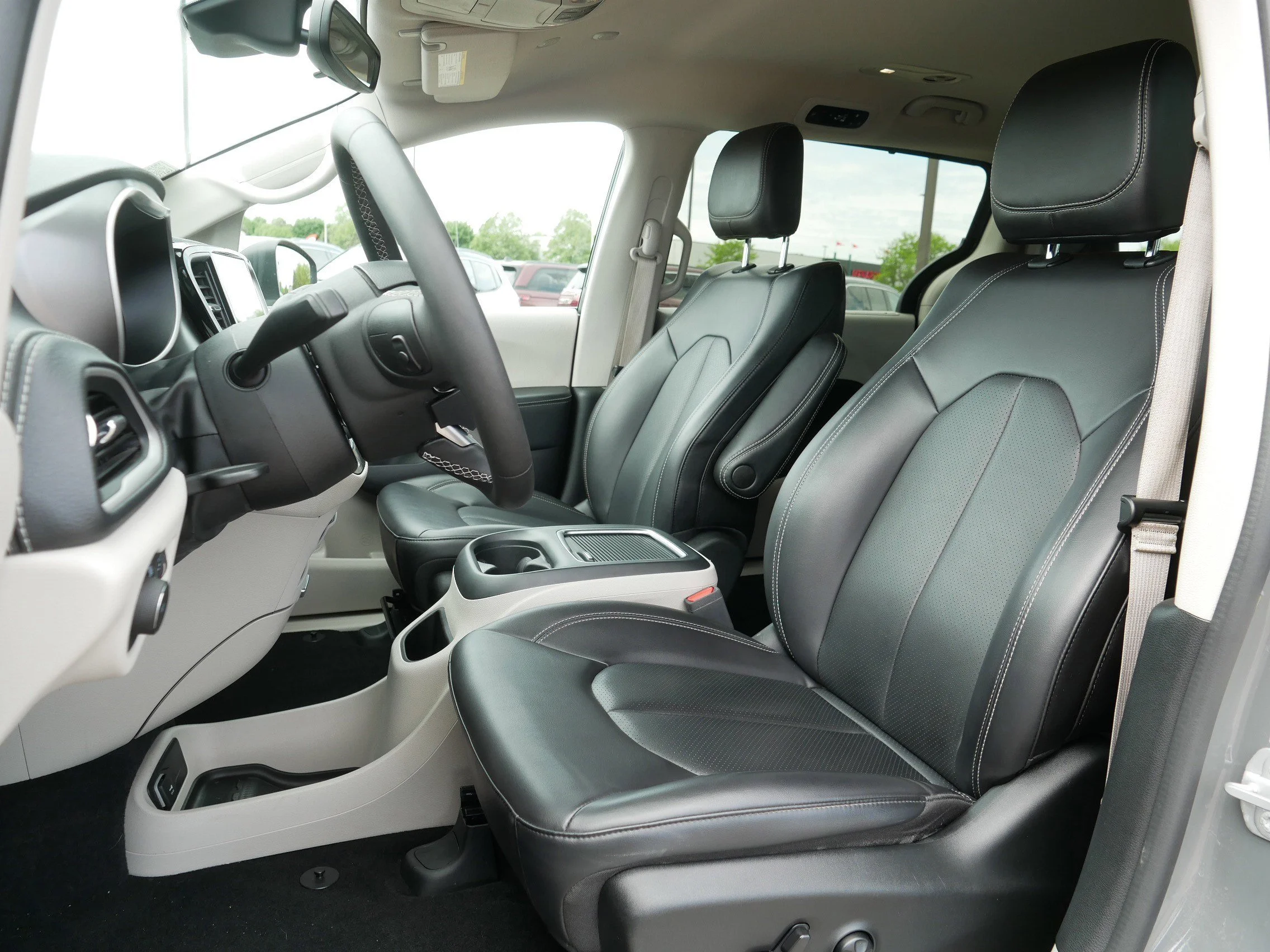 Used 2023 Ceramic Gray Clearcoat Chrysler Touring L image 33