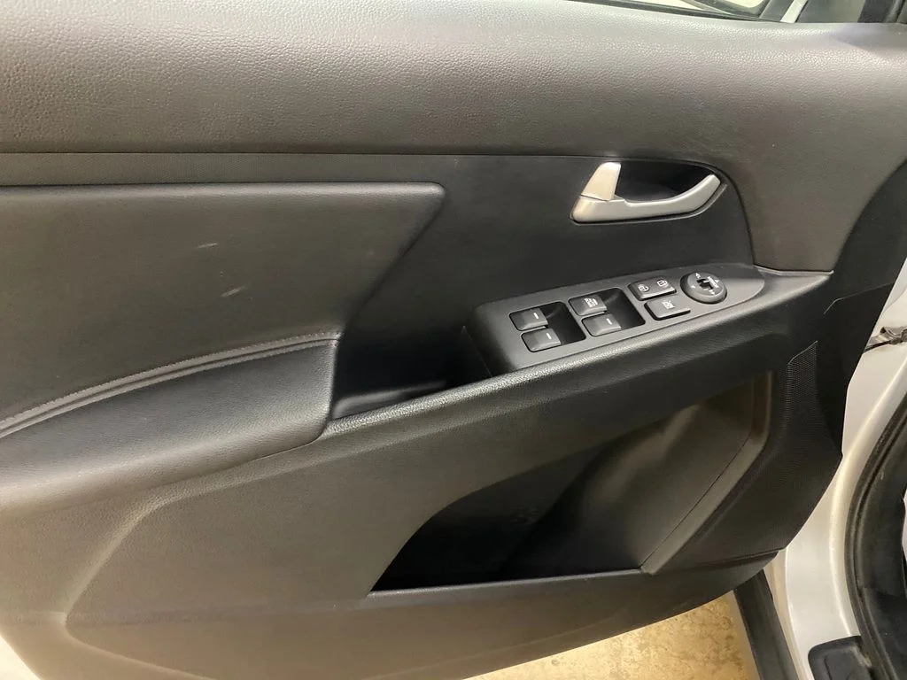 Used 2016 Silver Kia LX image 9