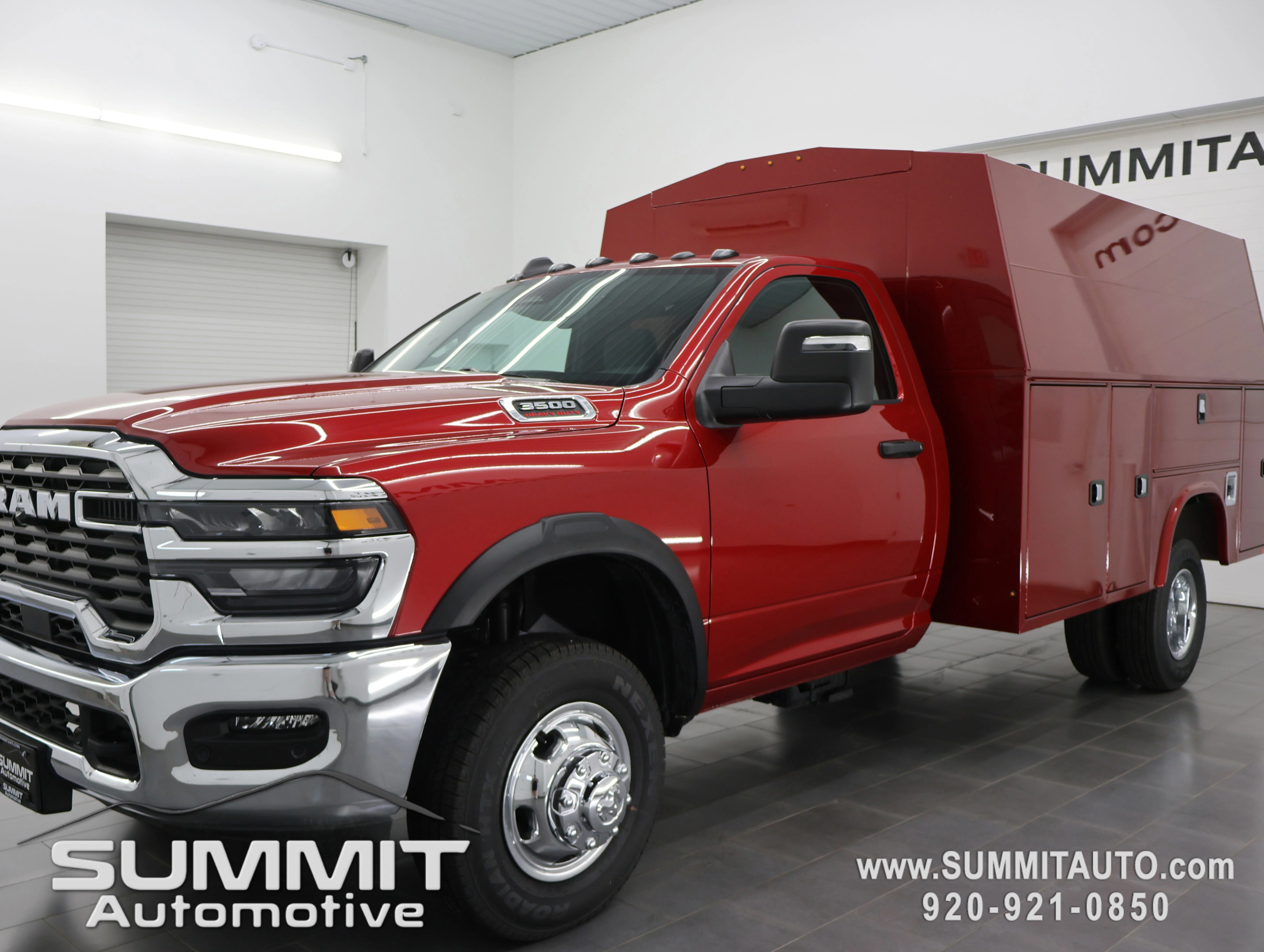 New 2026 Molten Red Pearl-Coat Exterior Paint RAM Tradesman image 6