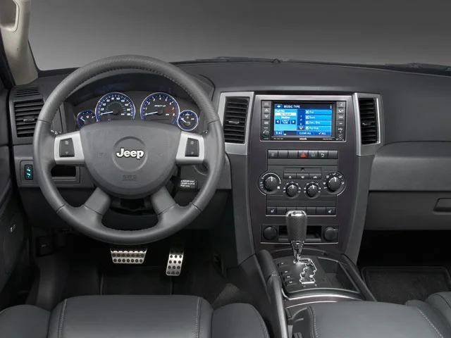Used 2009 Brilliant Black Crystal Pearlcoat Jeep Limited image 4