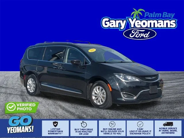 Used 2019 Brilliant Black Crystal Pearlcoat Chrysler Touring L image 1