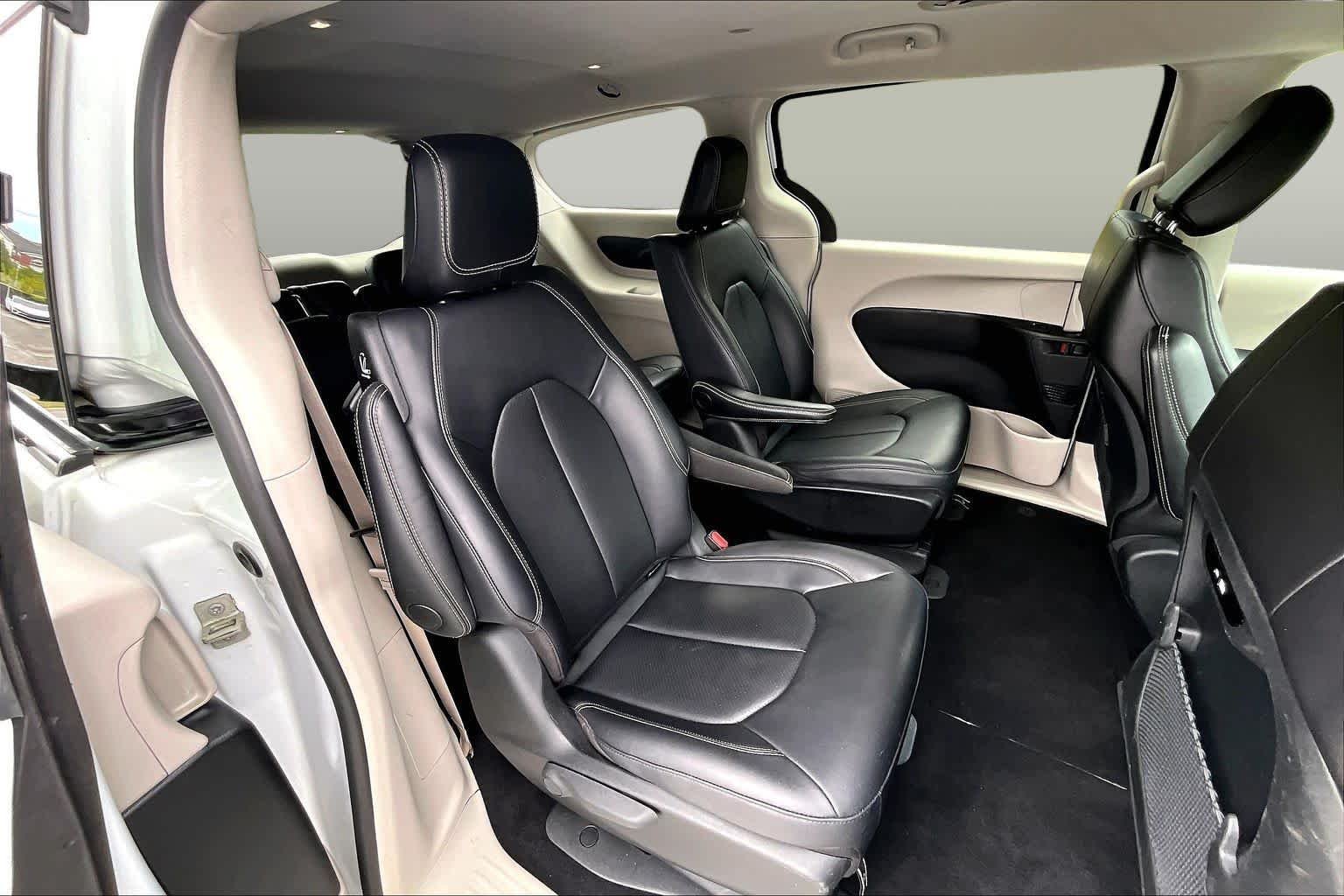 Used 2024 Bright White Clearcoat Chrysler Hybrid Select image 21