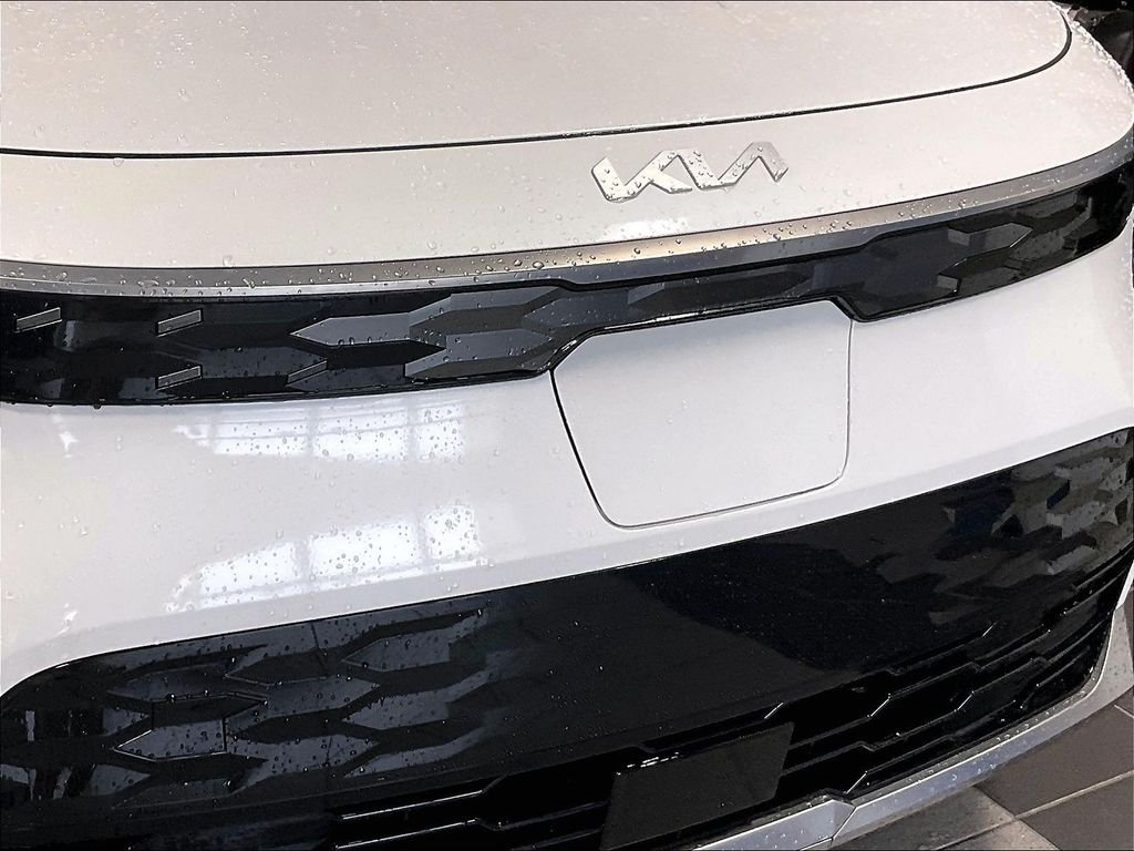 Used 2023 White Kia Wind image 31