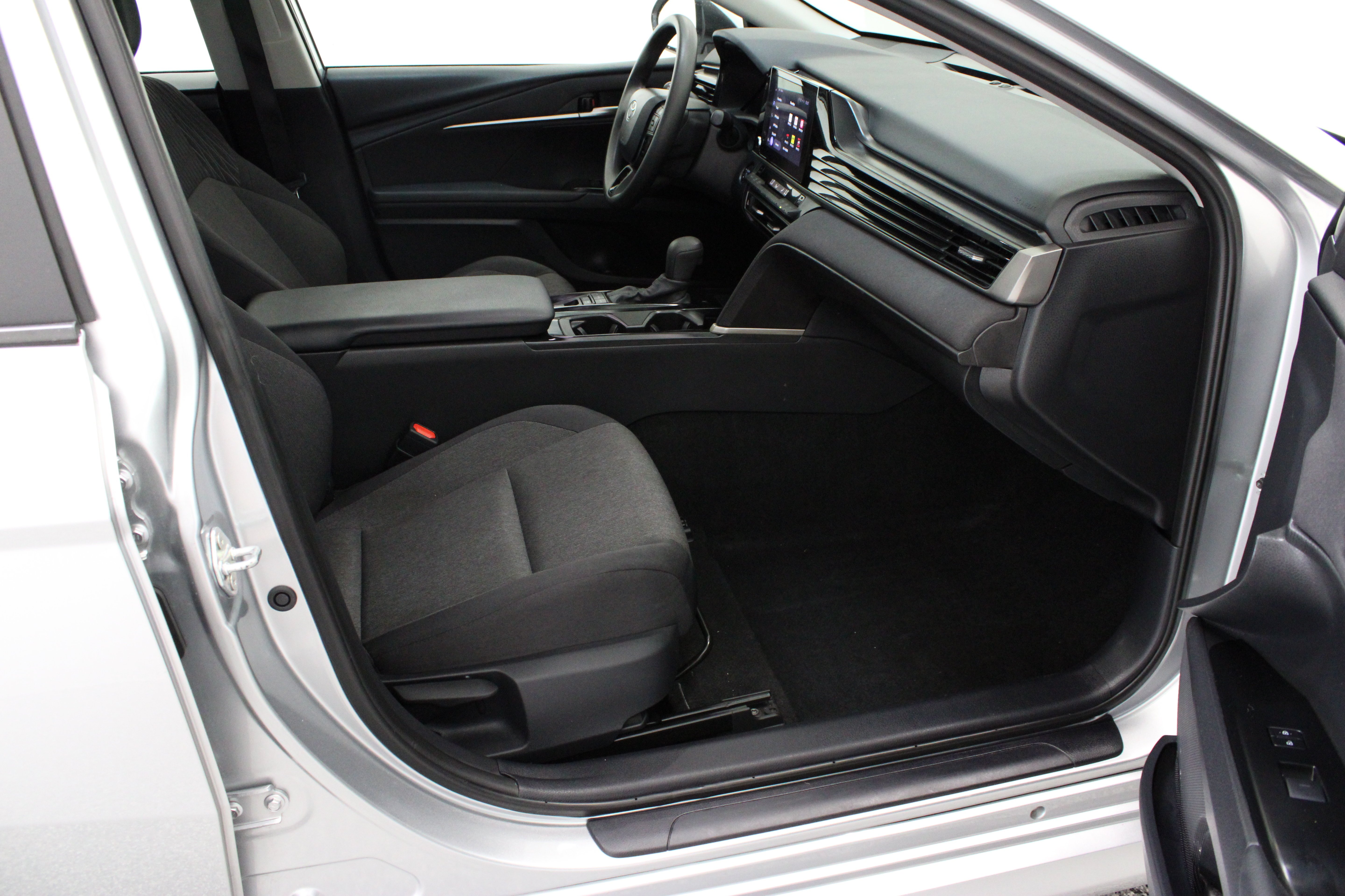 Used 2025 Silver Toyota LE 2.5L/Electric image 36