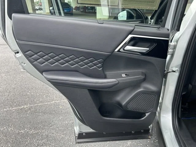 2025 Mitsubishi Outlander Plug-in Hybrid SEL Black Edition - Photo 12