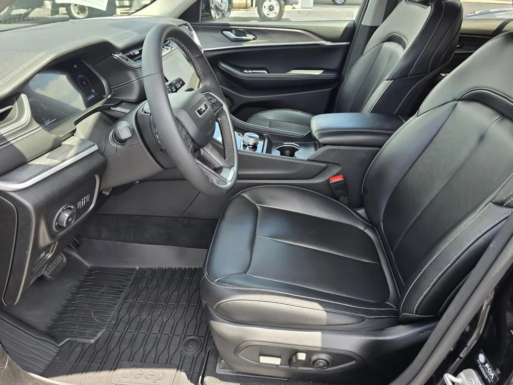 Used 2023 Diamond Black Crystal Pearlcoat Jeep Limited image 9