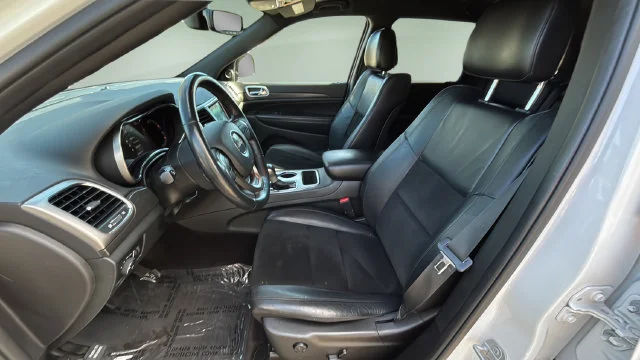 Used 2018 White Jeep Altitude image 18