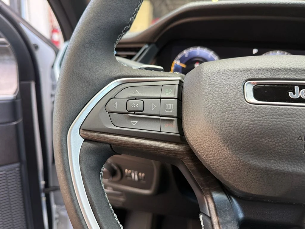 New 2027 White Jeep Laredo Altitude image 24