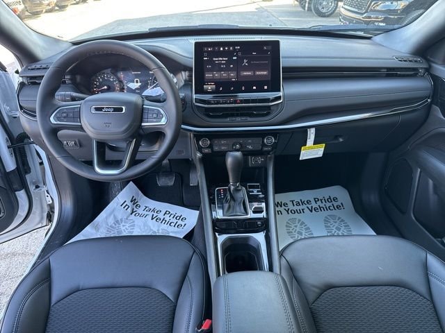 New 2026 Bright White Clear-Coat Exterior Paint Jeep Latitude image 28