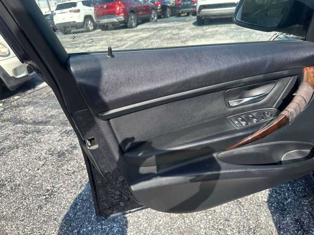 Used 2014  BMW xDrive image 17