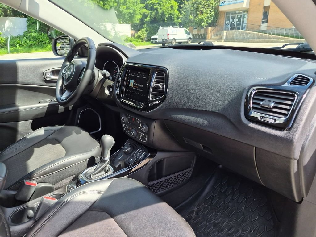 Used 2020 White Jeep Latitude image 26