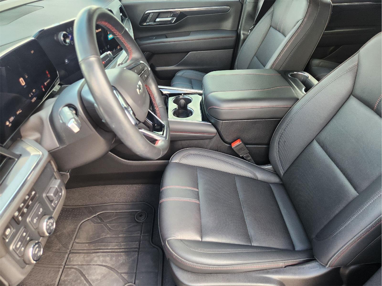 2025 Chevrolet Suburban photo 13 of 35