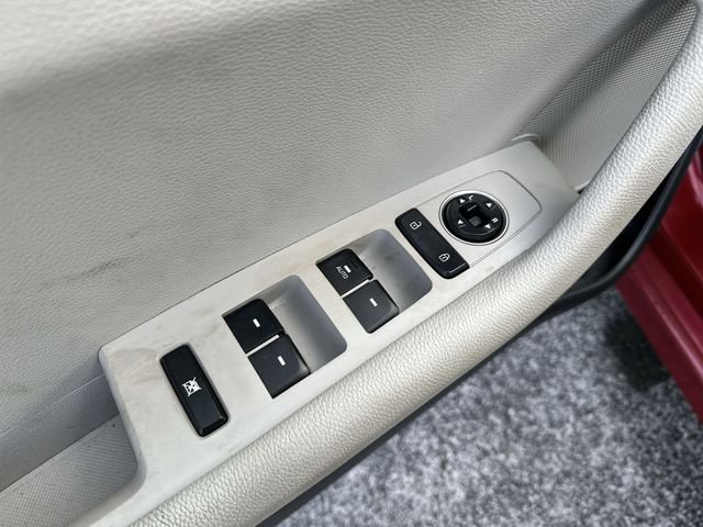 Used 2019 Red Hyundai SE image 17