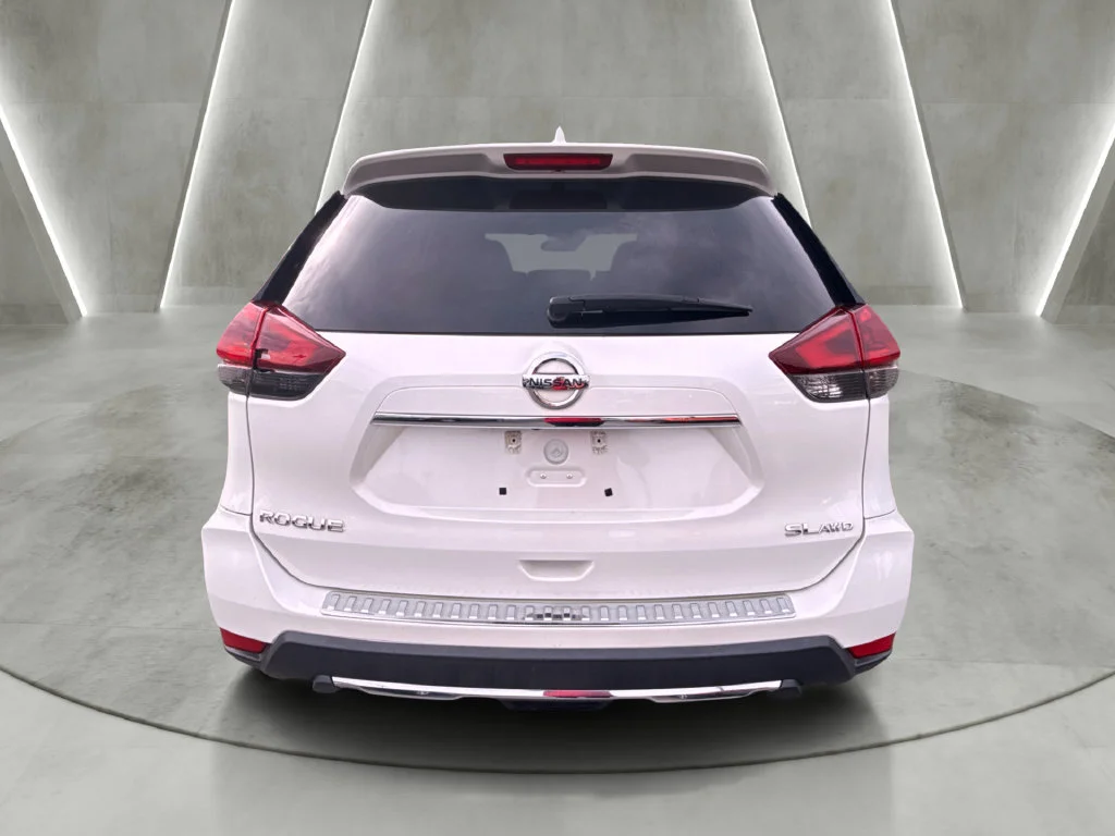 Used 2018 White Nissan SL image 4