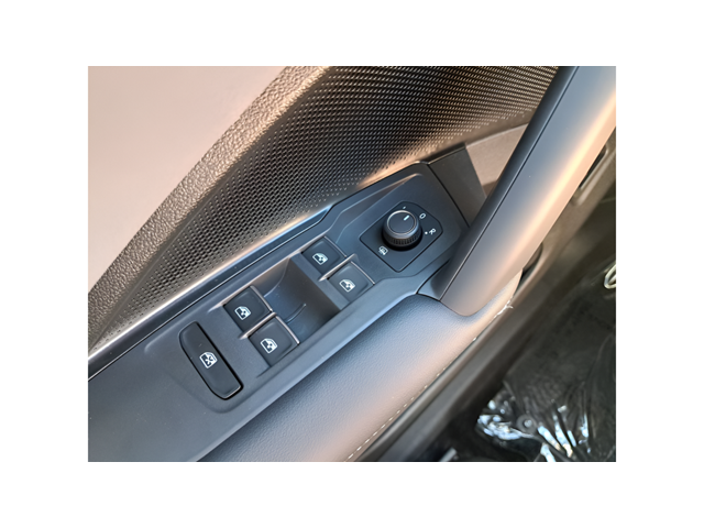 2025 Volkswagen Tiguan SE - Photo 32