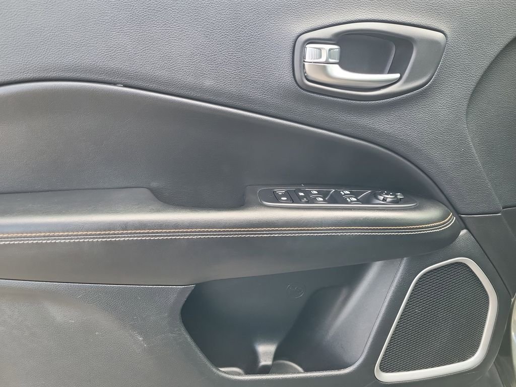 Used 2018 Green Jeep Latitude image 9