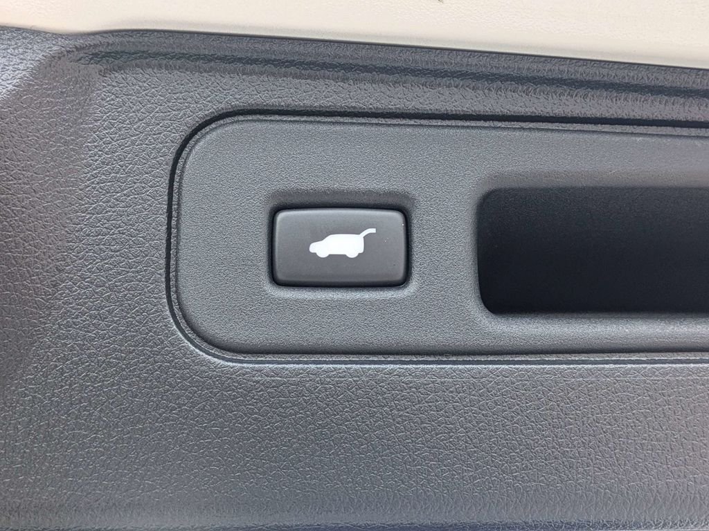 Used 2023 White Honda EX-L image 18