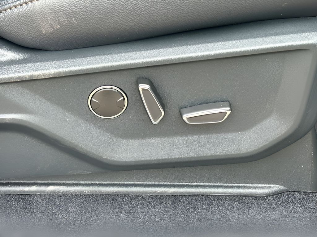New 2025 Star White Metallic Tri-Coat Ford Lariat® image 36