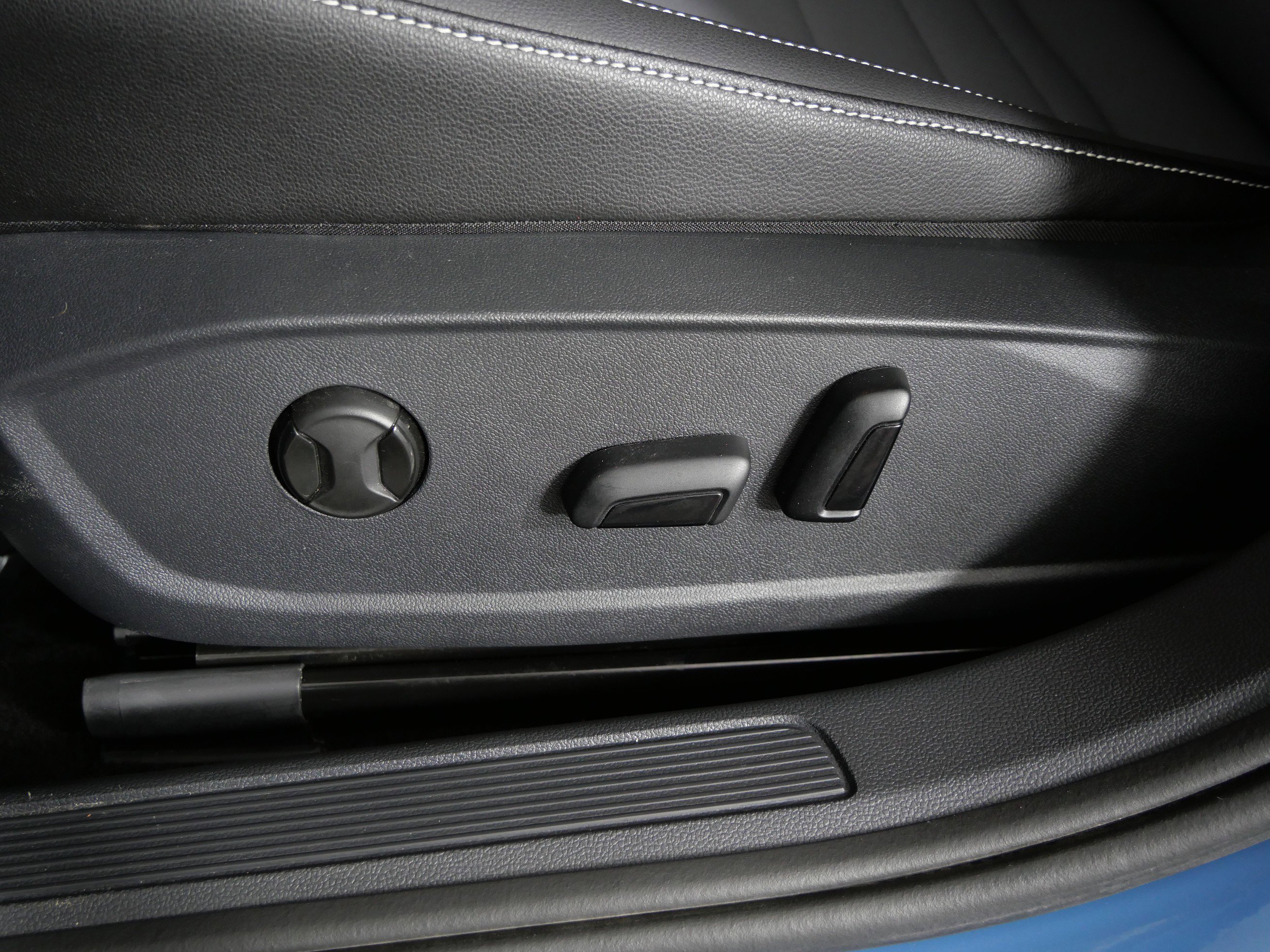 Used 2025 MONTERY BLUE Volkswagen SE image 20