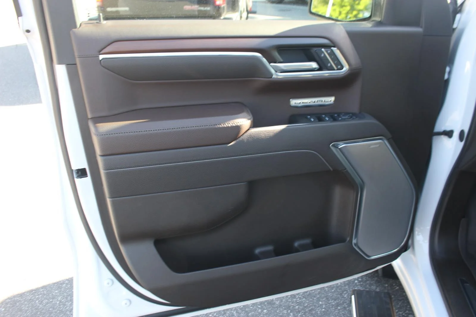 Used 2025 White Frost Tricoat GMC Denali image 13