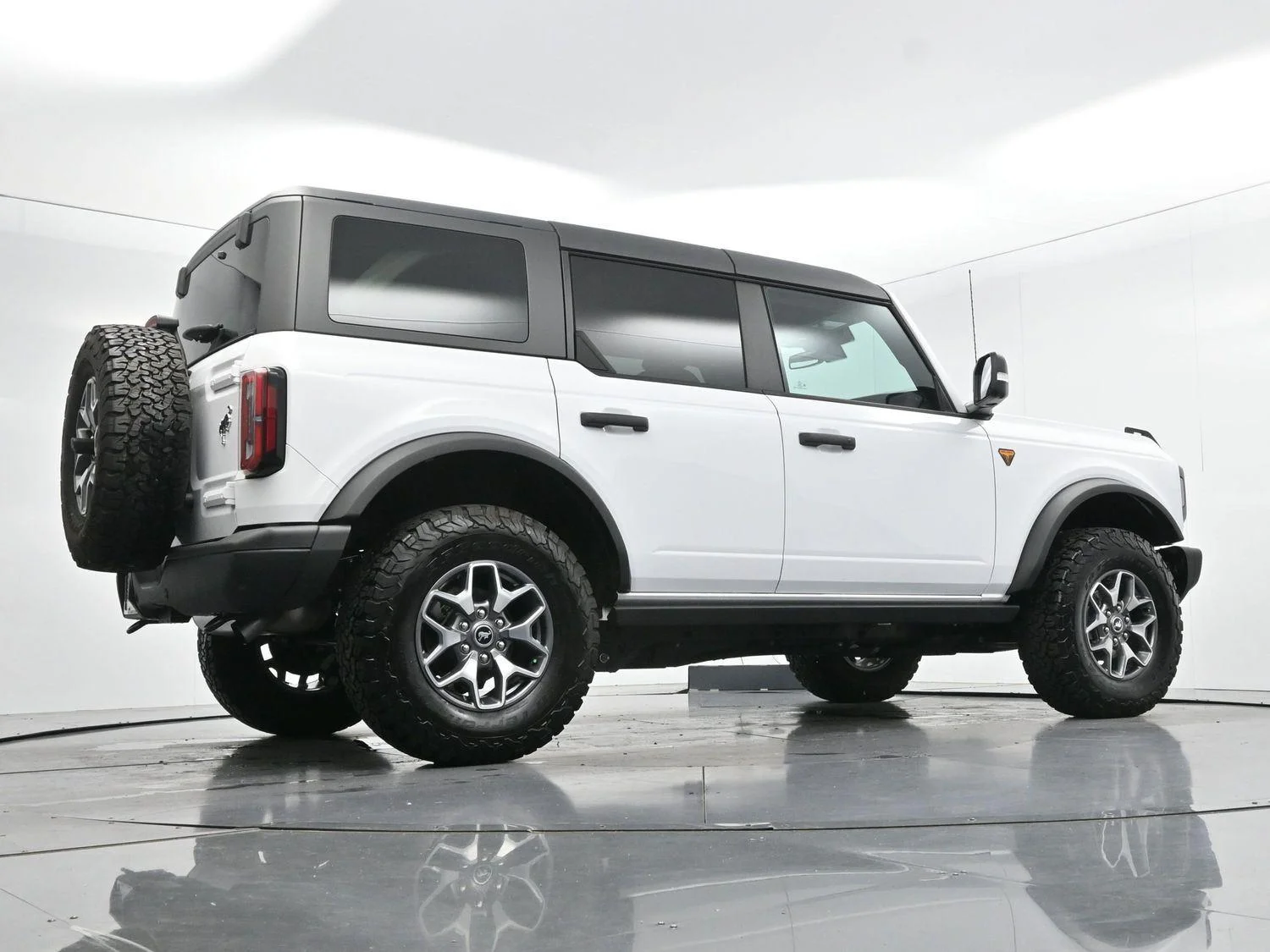Used 2025 Oxford White Ford Badlands image 51