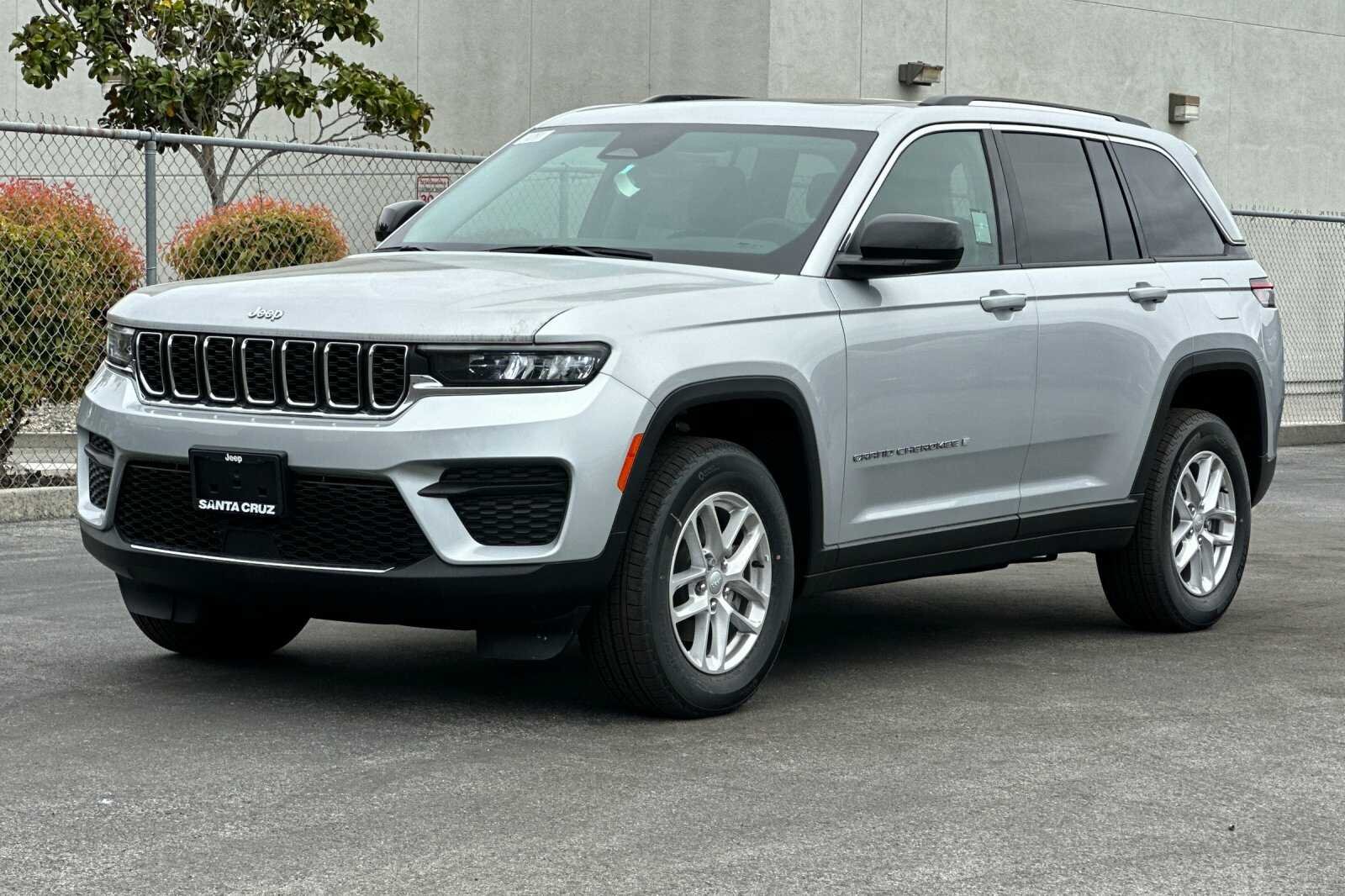 New 2023 Silver Zynith Jeep Laredo X image 8