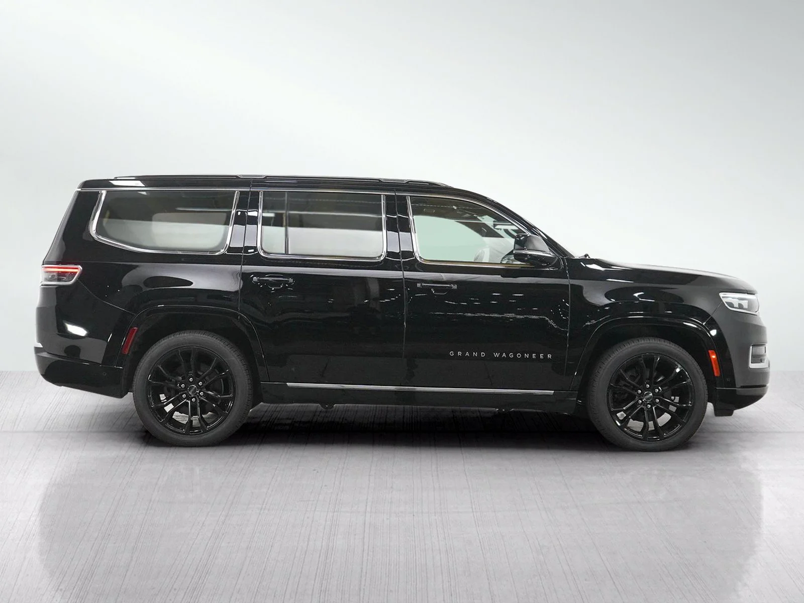 Used 2023 Diamond Black Crystal Pearlcoat Jeep Series III image 6