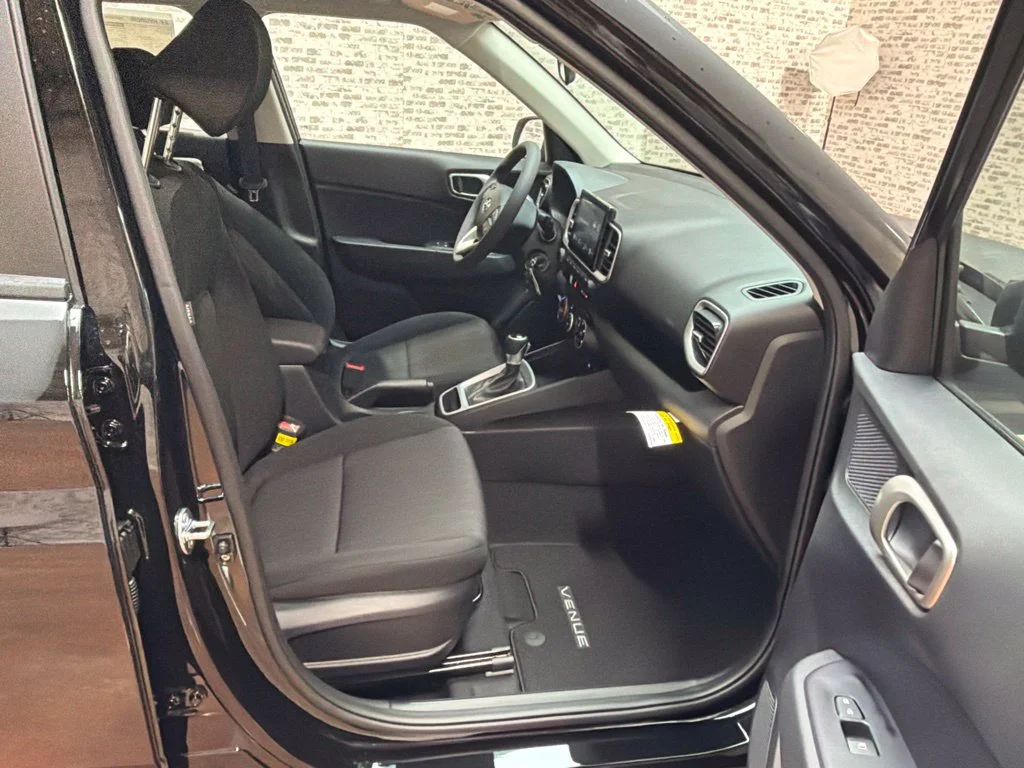 New 2026 Onyx Black Hyundai SE image 10
