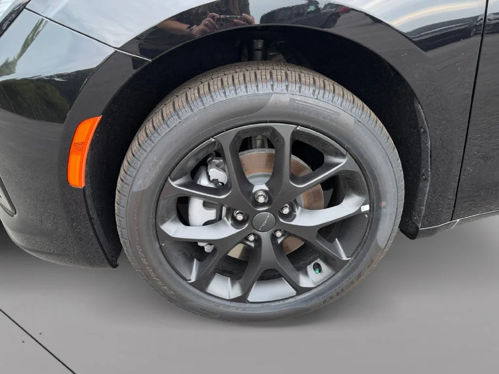 New 2027 Diamond Black Crystal Pearl-Coat Exterior Paint Chrysler Limited image 9