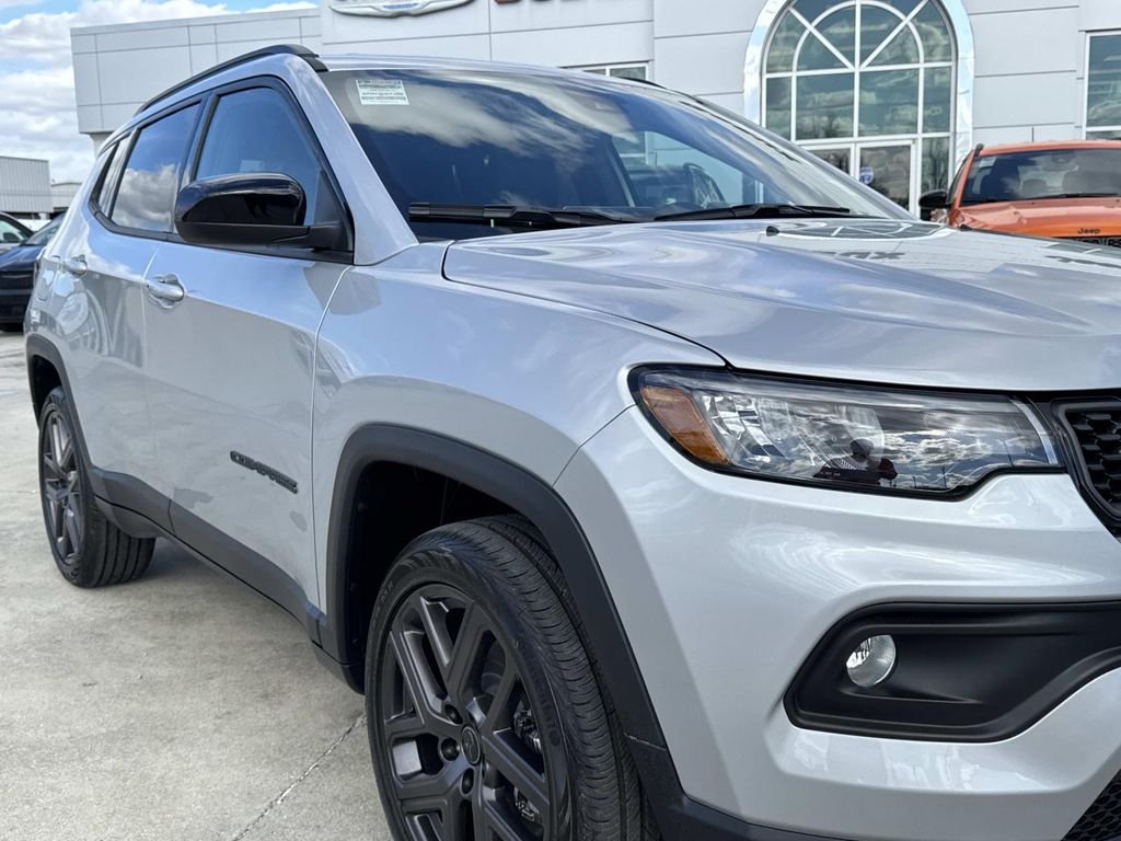 New 2026 Silver Zynith Metallic Clear-Coat Exterior Paint Jeep Latitude image 18