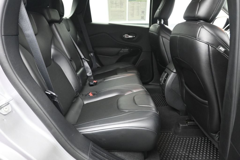 Used 2019 Silver Jeep Latitude Plus image 10