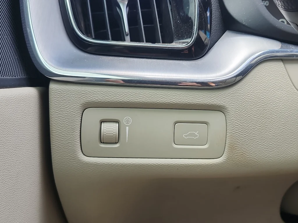 Used 2018 Electric Silver Metallic Volvo Momentum image 31