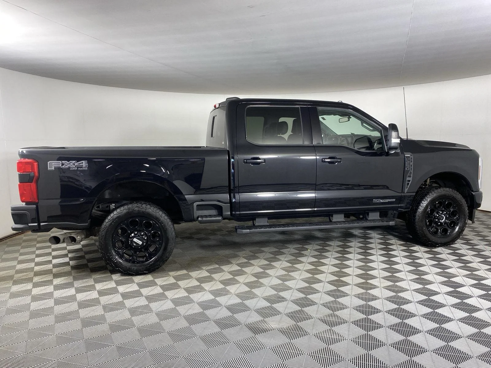 Used 2024  Ford LARIAT image 11