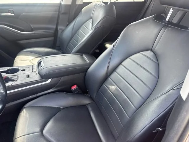Used 2020 Moon Dust Toyota XLE image 6