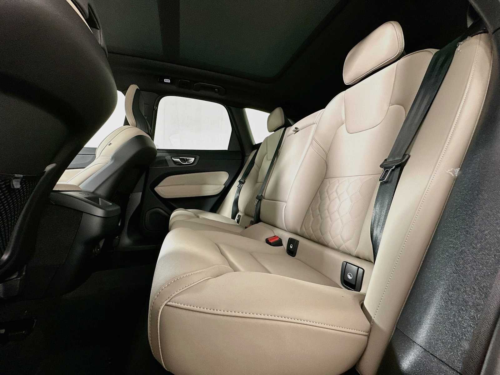 New 2026 Crystal White Volvo Plus image 22