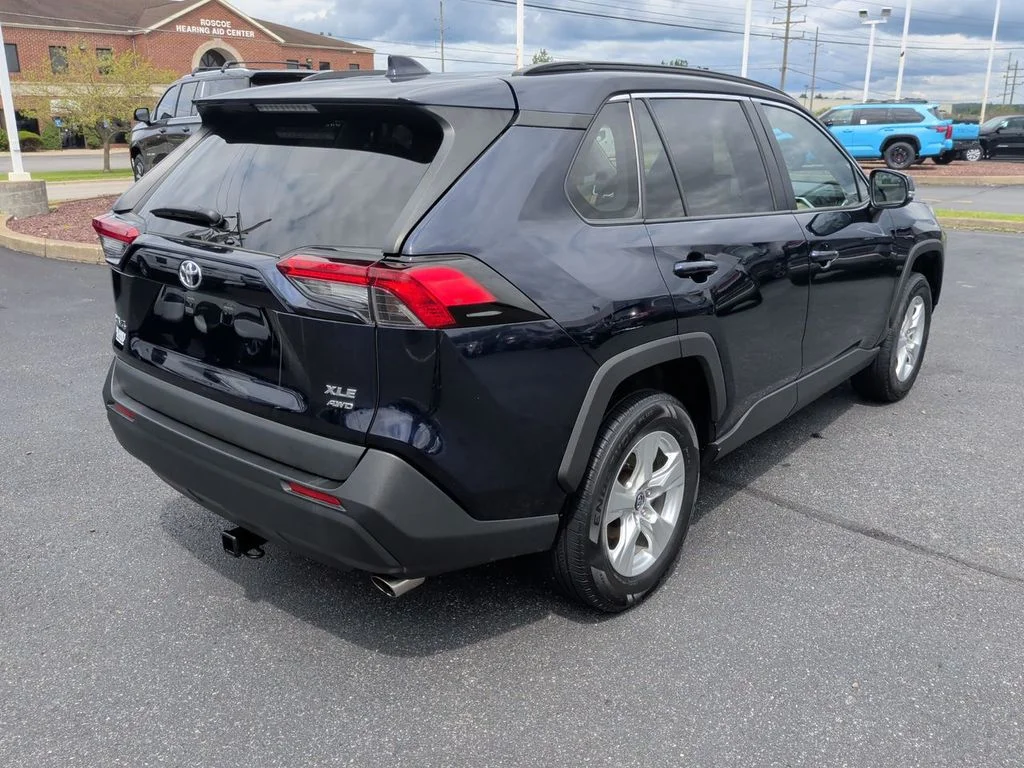 Used 2019  Toyota XLE image 8