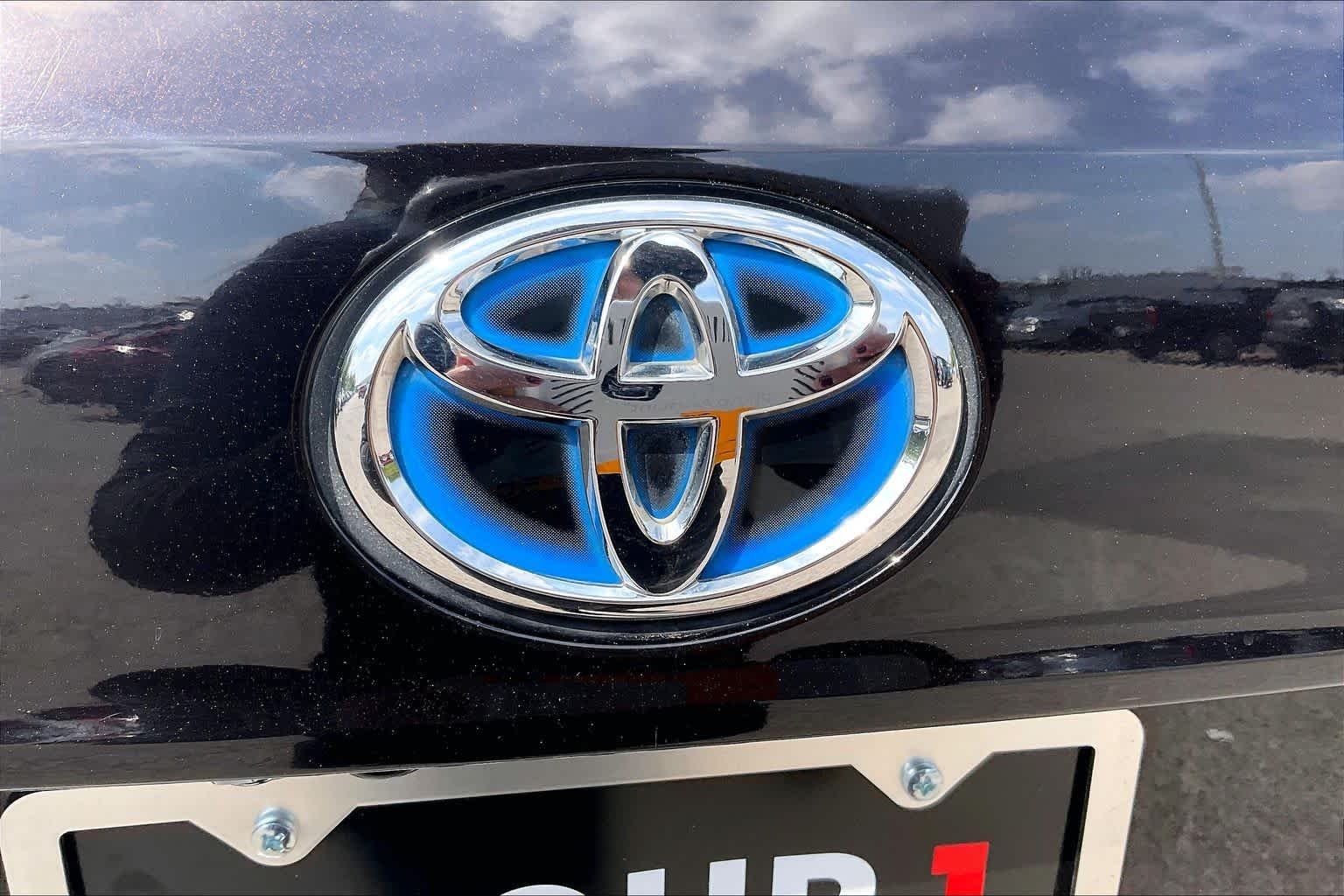 Used 2021 Opulent Amber Toyota Hybrid Platinum image 31