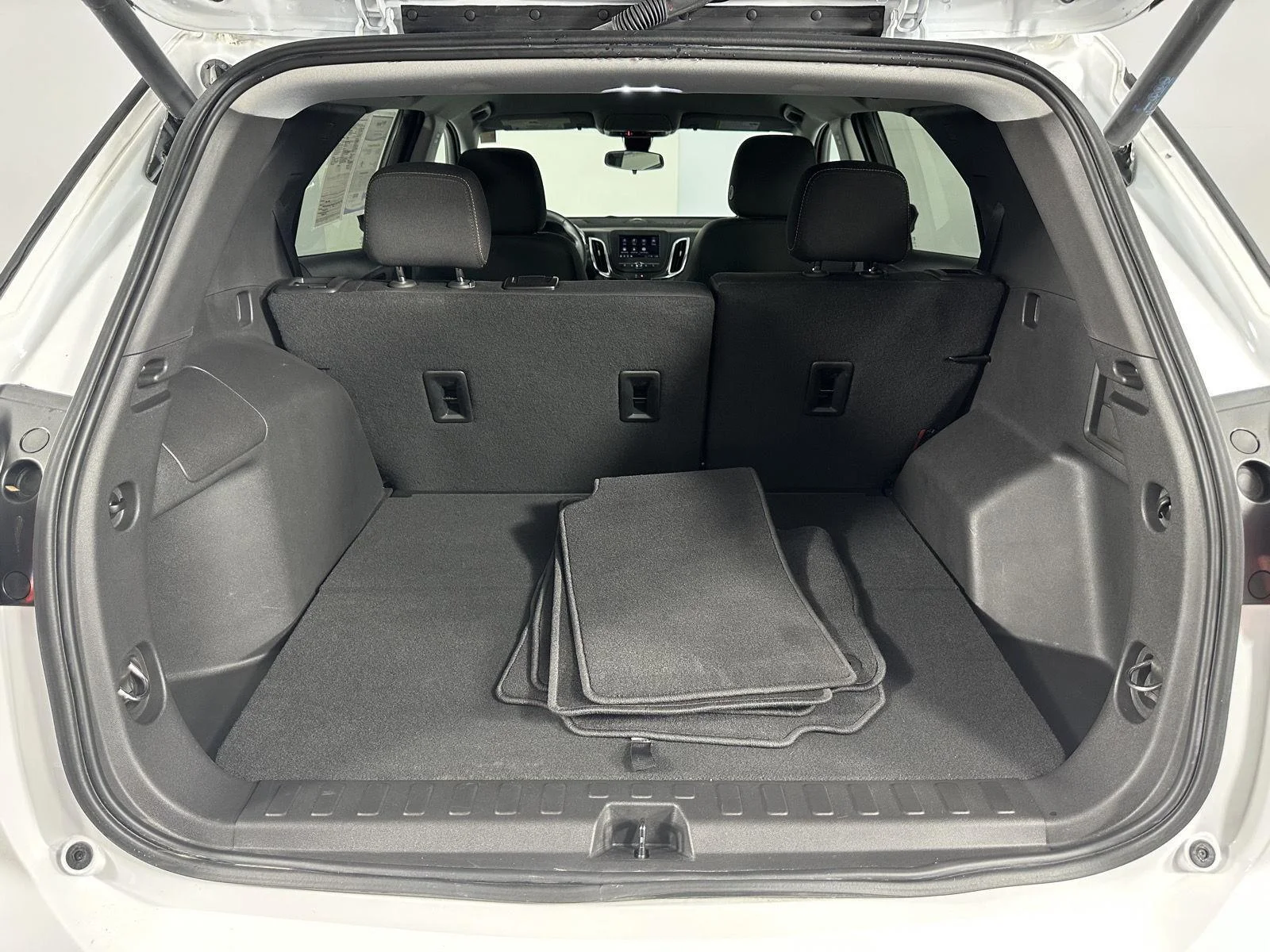 Used 2024 Summit White Chevrolet LT image 9