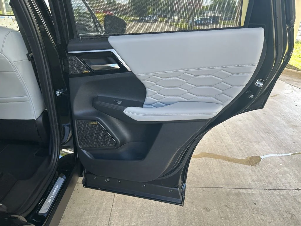 2025 Mitsubishi Outlander SEL Platinum Edition - Photo 32