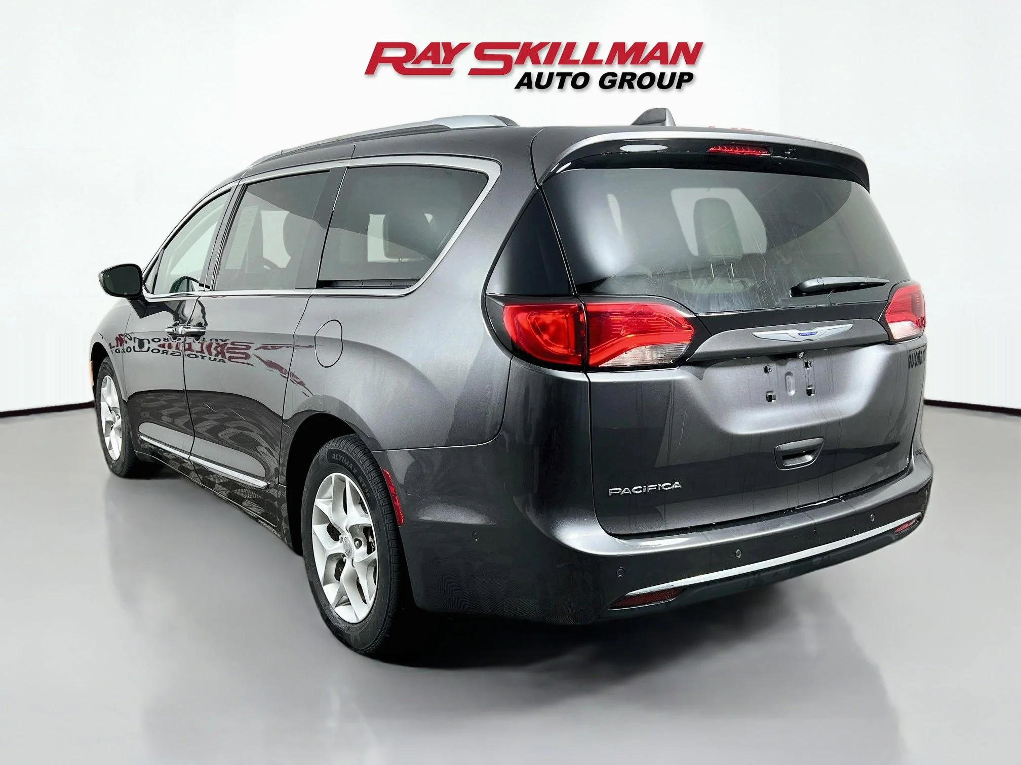 Used 2019 Granite Crystal Metallic Clearcoat Chrysler TOURING L PLUS image 5