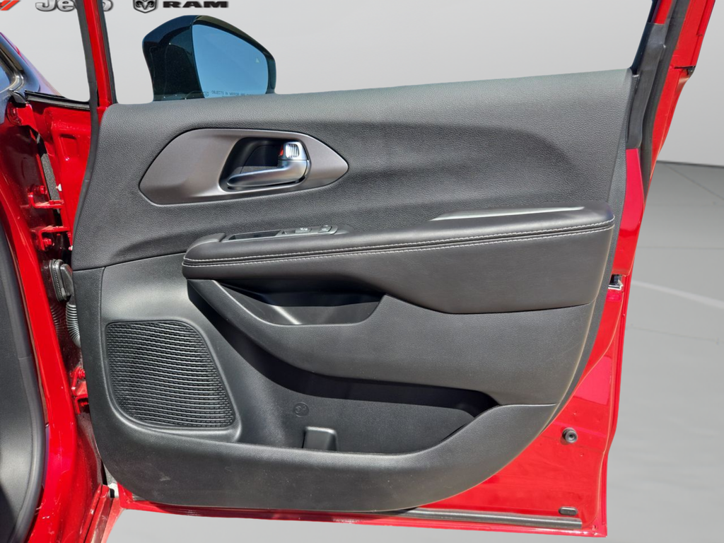 New 2026 Red Hot Pearl-Coat Exterior Paint Chrysler Select image 65