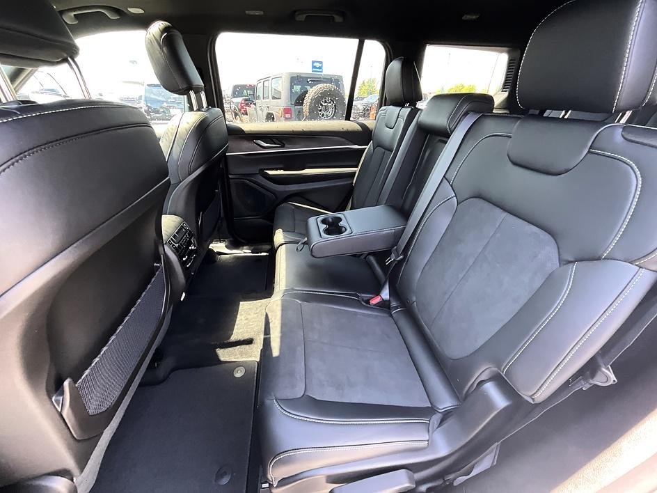 New 2026 Bright White Clear-Coat Exterior Paint Jeep Altitude image 24
