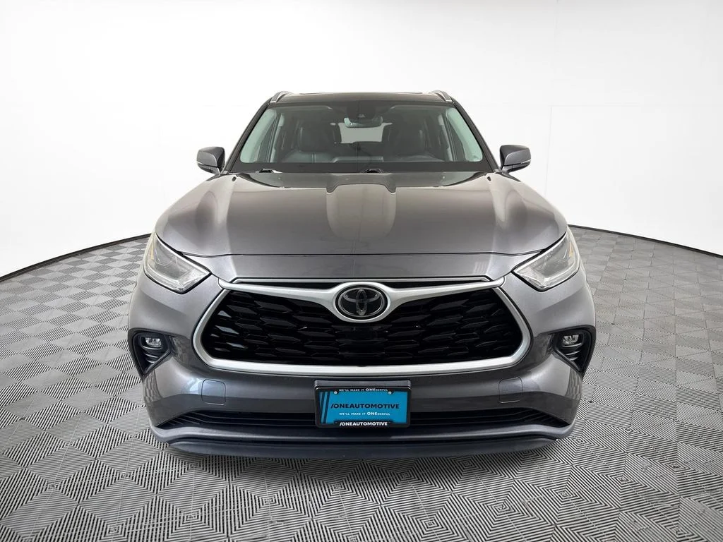 Used 2021 Magnetic Gray Metallic Toyota XLE image 3