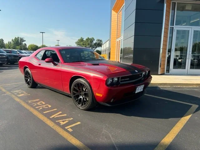 Used 2009 Inferno Red Crystal Pearl Dodge R/T image 2