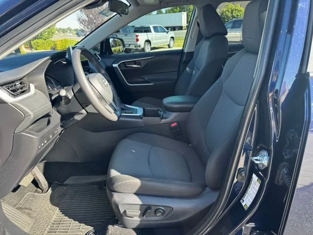 2025 Toyota RAV4 XLE - Photo 18