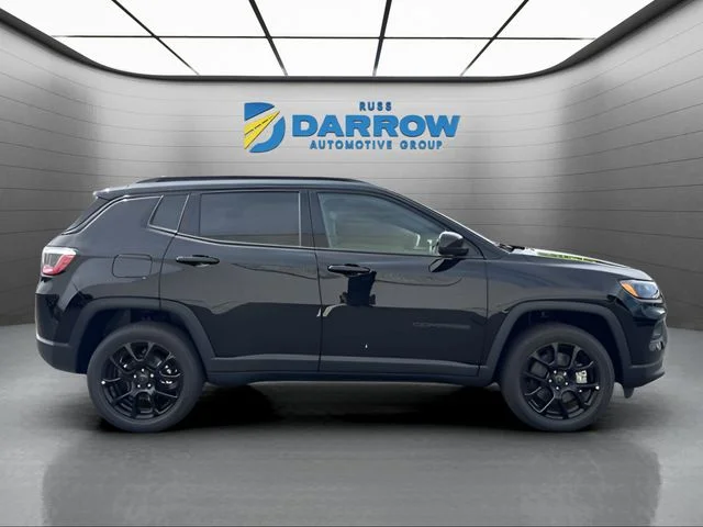 New 2026 Diamond Black Crystal Pearl-Coat Exterior Paint Jeep Latitude image 7