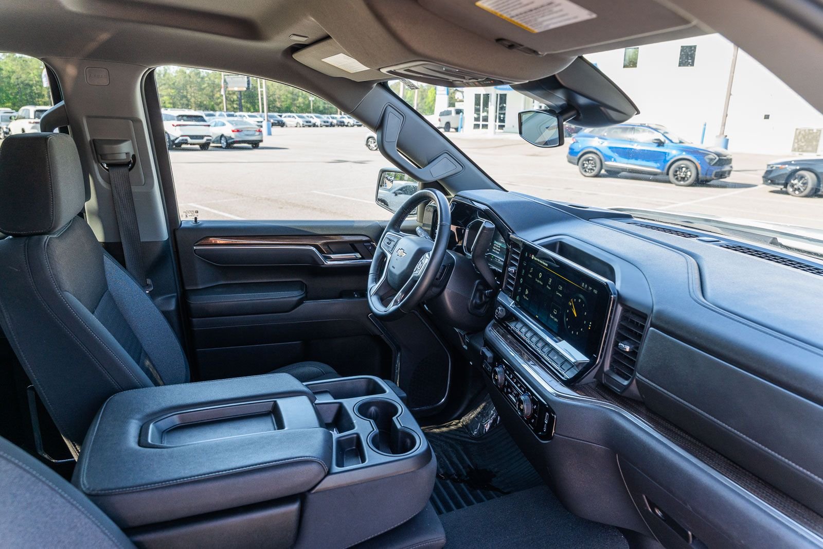 Used 2025 White Chevrolet LT image 12