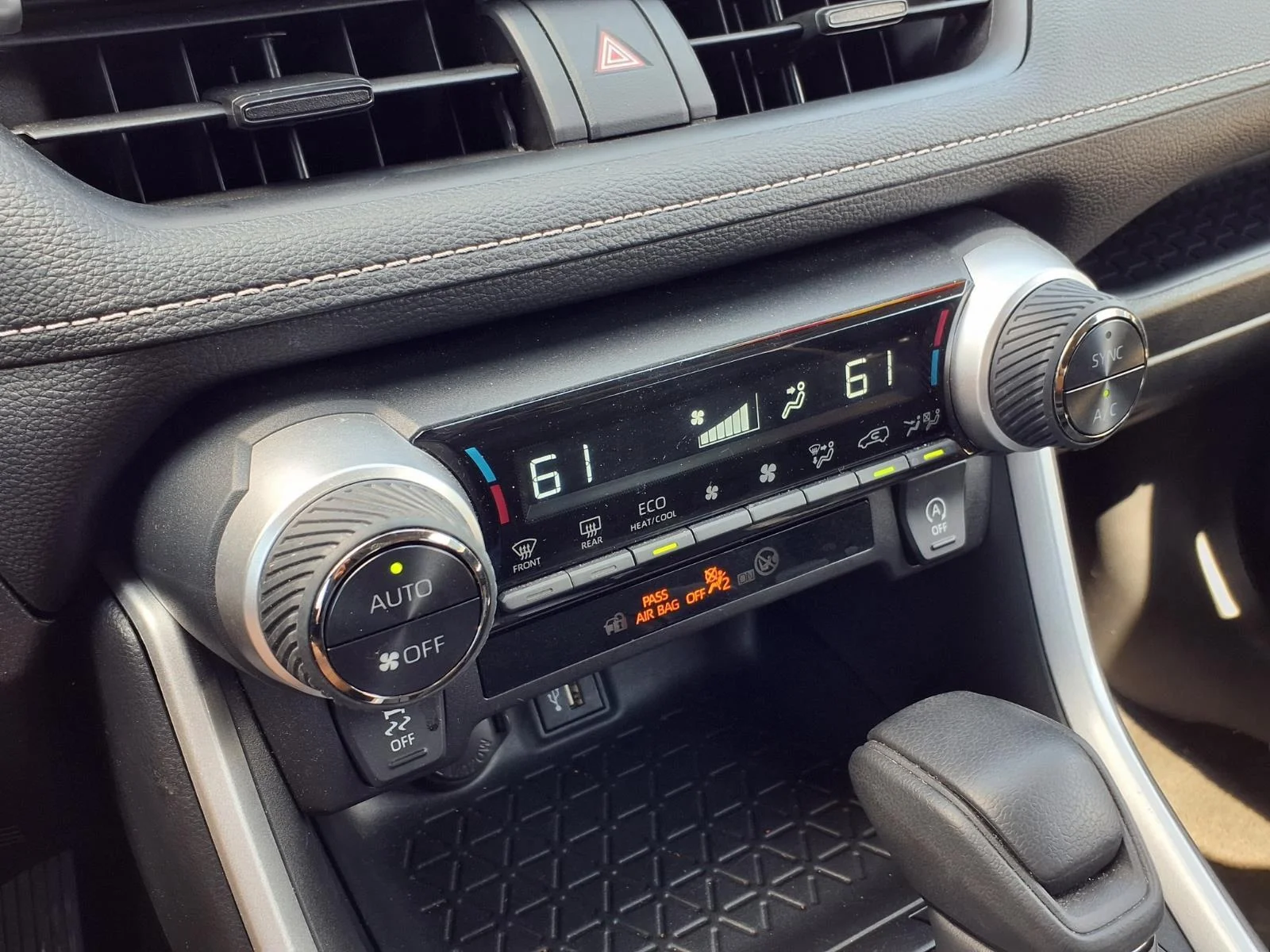 Used 2025 Ice Cap Toyota XLE image 5
