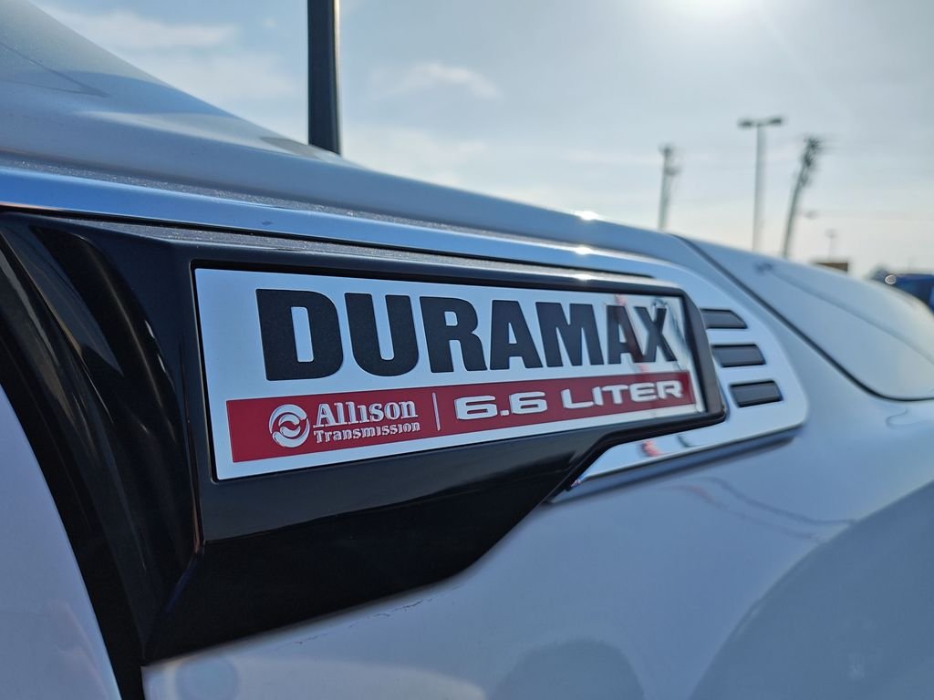 Used 2025 White GMC SLT image 27