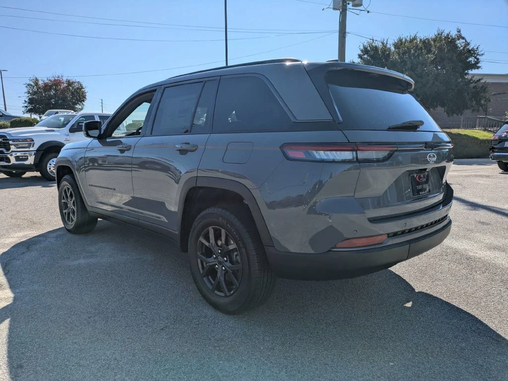 New 2027 Sting-Gray Clear-Coat Paint Jeep  image 6